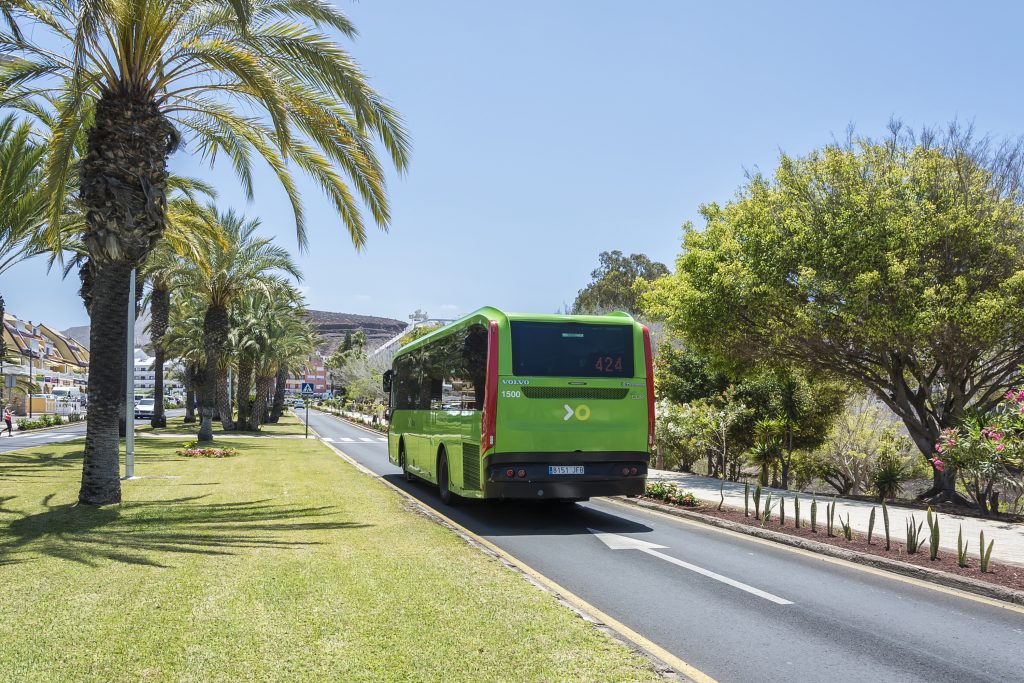 Guagua de TITSA, una de las lanzaderas que llevan al recinto de Eólica